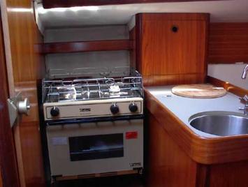 Beneteau-First-285-Pantry-2-Cab-1-WC.JPG Innenansicht