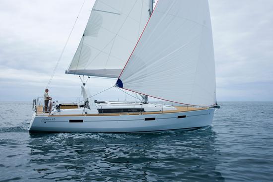 Yachtcharter Oceanis 45 3cab top