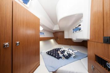 Innenansicht der Bavaria Cruiser 33 (2 Kabinen, 1 Bad). Innenansicht