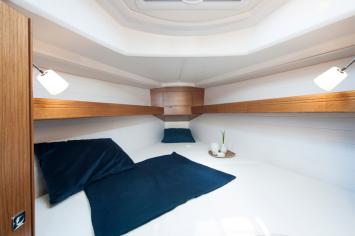 Innenansicht der Bavaria Cruiser 33 (2 Kabinen, 1 Bad). Innenansicht