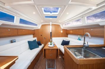 Innenansicht der Bavaria Cruiser 33 (2 Kabinen, 1 Bad). Innenansicht
