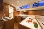 Yachtcharter Oceanis 54 4Cab pantry