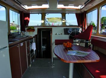 P-1120R-2Cab.-Salon.png Innenansicht