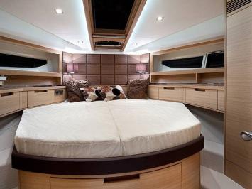 Galeon 420 Flybridge (3Cab/2WC)-Kabine.JPG Innenansicht