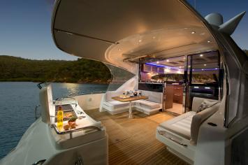 Riviera 6000 Sport Yacht Innenansicht
