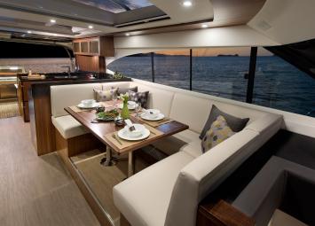Riviera 6000 Sport Yacht Innenansicht