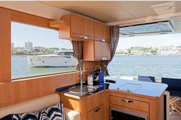 Greenline 33 Hybrid (1Cab-1WC)-Pantry.JPG Innenansicht