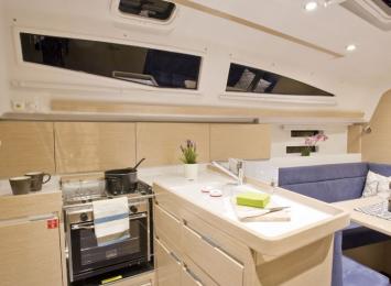 Elan 35 Impression (3Cab-1WC)-Pantry.JPG Innenansicht