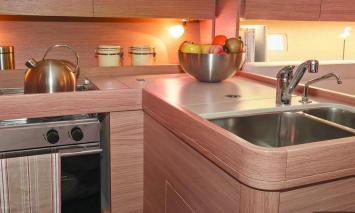 Dufour 350 Grand Large (2Cab-1WC)-Pantry.JPG Innenansicht