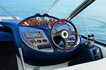 Atlantis 47 (2Cab-2WC)-Steuerstand.JPG Au�enansicht
