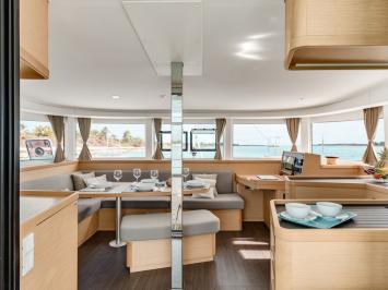 Lagoon 42 OW (3 Kabinen, 3 Bäder, 1 Crewkabine) – Innenansicht 1 Innenansicht