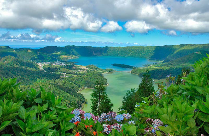 Yachtcharter Azoren: Die Azoren beeindrucken mit zahlreichen postkartenmotivwürdigen Panoramen