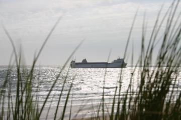 Charter Belgien-Holland: Auf den Kanälen der Westerschelde sind auch viele Containerschiffe unterwegs Richtung Nordsee