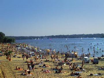 Yachtcharter Berlin-Brandenburg: Das Strandbad Wannsee ist legendär und weckt schon fast Mittelmeer-Gefühle