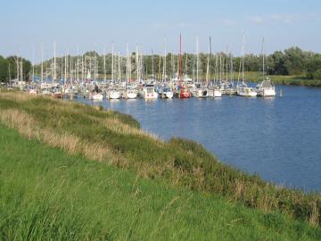 Bootscharter Deutsche Nordsee: Die Infrastruktur ist sehr gut, wie hier im Yachtclub Marina Hooksiel 