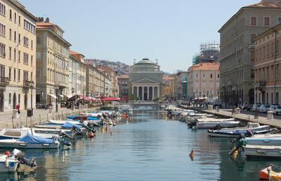 Yachtcharter Italienische Adria: Triest hat eine hübsche Altstadt mit großem Hafen