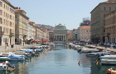 Yachtcharter Italienische Adria: Triest hat eine h?bsche Altstadt mit gro?em Hafen