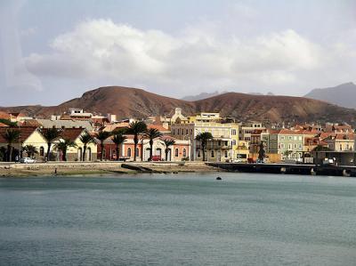 Charter Kapverden: Mindelo mit ihren sehenswerten Kolonialbauten