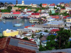 Bootscharter Kleine Antillen: Pastellfarbene Kolonialbauten in St. Georges, der Hauptstadt von Grenada