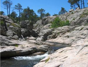 Charter Korsika: Das Landesinnere ist gebirgig mit vielen Wasserl?ufen, in deren Becken man baden kann