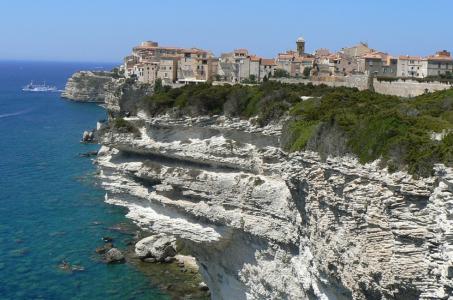 Charter Korsika: Bonifacio thront maj?stetisch auf dem steilen Felsmassiv