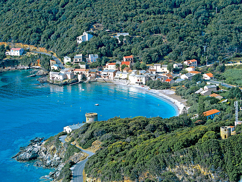 Yachtchartert Korsika: Gr?ne Macchia und h?bsches Dorf am Cap Corse 