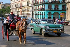 Charter Kuba: Havanna - prächtige Altbauten und prächtige, alte Fahrzeuge