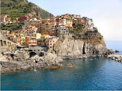 Charter Ligurien-Toskana-Elba: Die Dörfer der Cinque Terre hängen wie Schwalbennester an der Steilküste