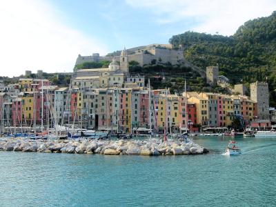Bootscharter Ligurien-Toskana-Elba: Portovenere ist sehenswert mit seinen pastellfarbenen, schmalen, hohen Häusern