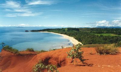 Bootscharter Madagaskar: rote Erde, grüner Dschungel, weißer Strand