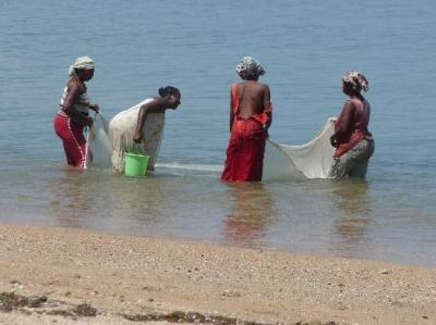 Charter Madagaskar: Fischende Frauen