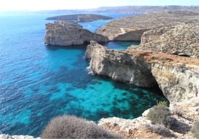 Charter Malta: Die Insel Comino, im Hintergrund Gozo