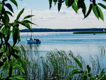 Bootscharter Masuren: 6 Becken, 33 Inseln - der Mauersee ist der zweitgrößte See Polens