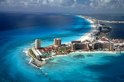 Yachtcharter Mexico-Yucatan: Cancun, Touristenmetropole und Charterhochburg, mit kilometerlangem Sandstrand