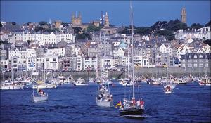 Yachtcharter Normandie-Bretagne: Der Hafen St. Peter Port auf Guernsey