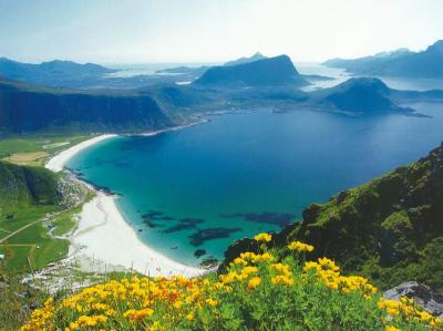 Bootscharter Norwegen: Die Inselrgruppe der Lofoten zeigt sich mal rauh, mal von lieblicher Schönheit