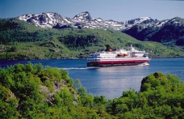 Charter Norwegen: Der Raftsund ist einTeil der berühmten Hurtigrute 
