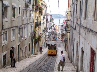 Yachtcharter Portugal: Lissabon - Altstadt mit steilen Gassen und legendärer Straßenbahn