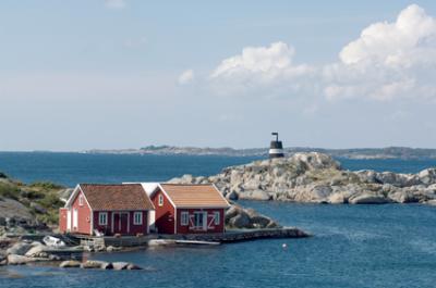 Bootscharter Schweden: Rote H?user im Sch?rengarten