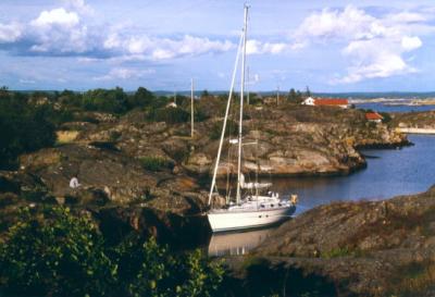 Charter Schweden: Festgemacht wird mit Landleinen an den Steinen