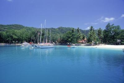 Yachtcharter Seychellen: "Hafen" auf La Digue, ber?hmt aus der Baccardi-Werbung